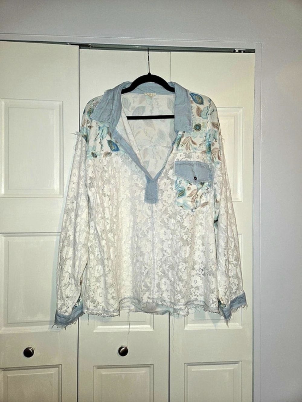 POL Floral Lace Blouse in White & Blue Size Large